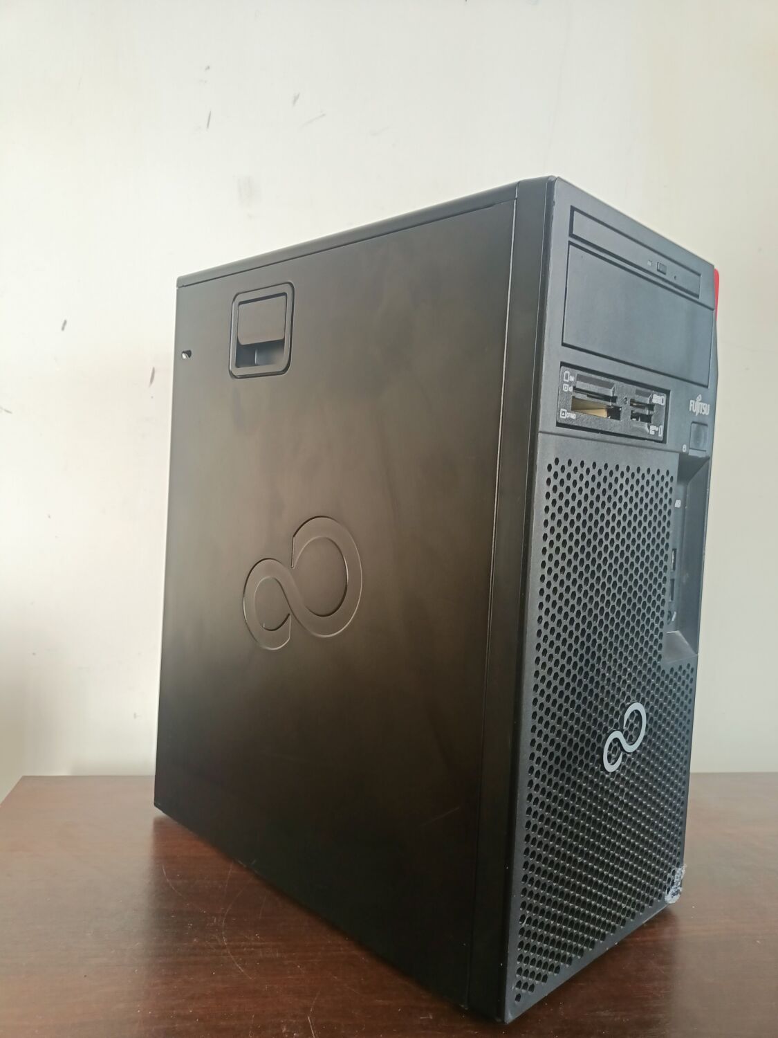 Комп'ютер Fujitsu Esprimo P557 E85 Tower / Intel Core i5-7400 (4 ядра по 3.0 - 3.5 GHz) / 8 GB DDR4 / 250 GB SSD / Intel HD Graphics 530 / 280W / DVD-ROM / DVI - Зображення 3