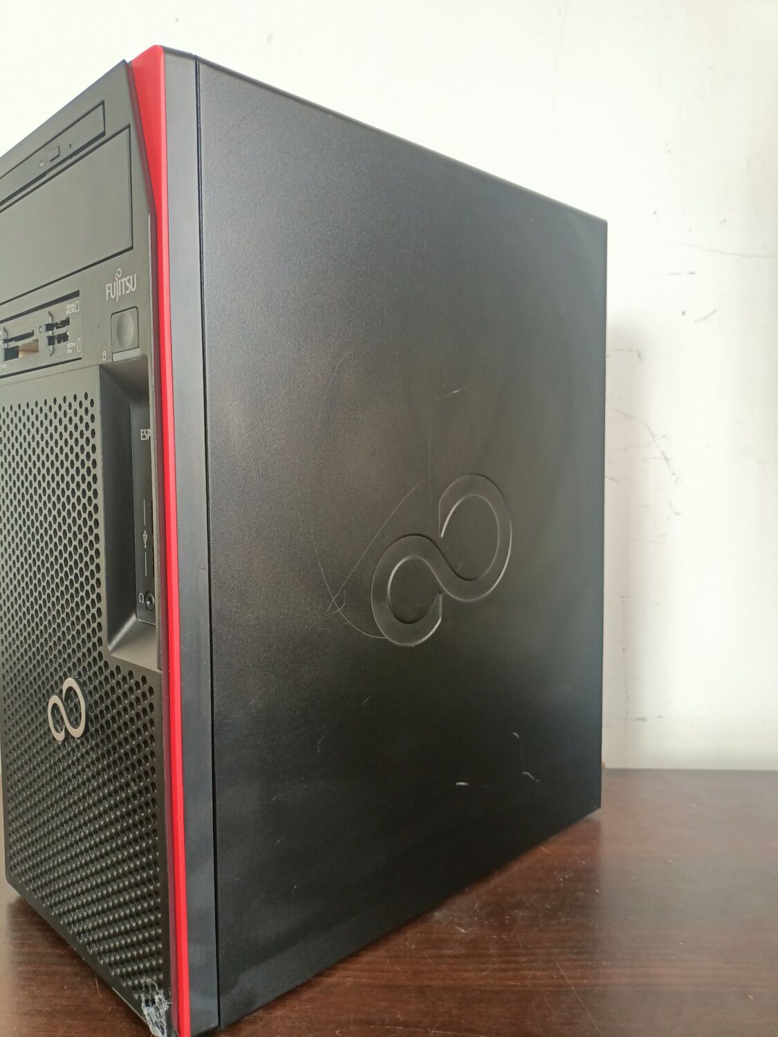 Комп'ютер Fujitsu Esprimo P557 E85 Tower / Intel Core i5-7400 (4 ядра по 3.0 - 3.5 GHz) / 8 GB DDR4 / 250 GB SSD / Intel HD Graphics 530 / 280W / DVD-ROM / DVI - Зображення 4