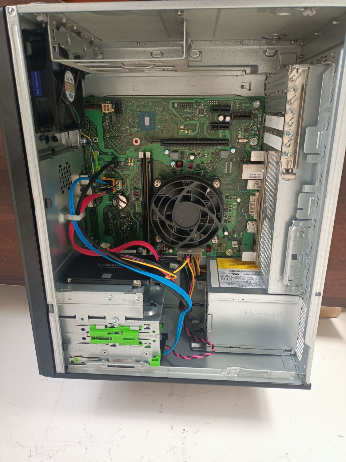 Комп'ютер Fujitsu Esprimo P557 E85 Tower / Intel Core i5-7400 (4 ядра по 3.0 - 3.5 GHz) / 8 GB DDR4 / 250 GB SSD / Intel HD Graphics 530 / 280W / DVD-ROM / DVI - Зображення 5