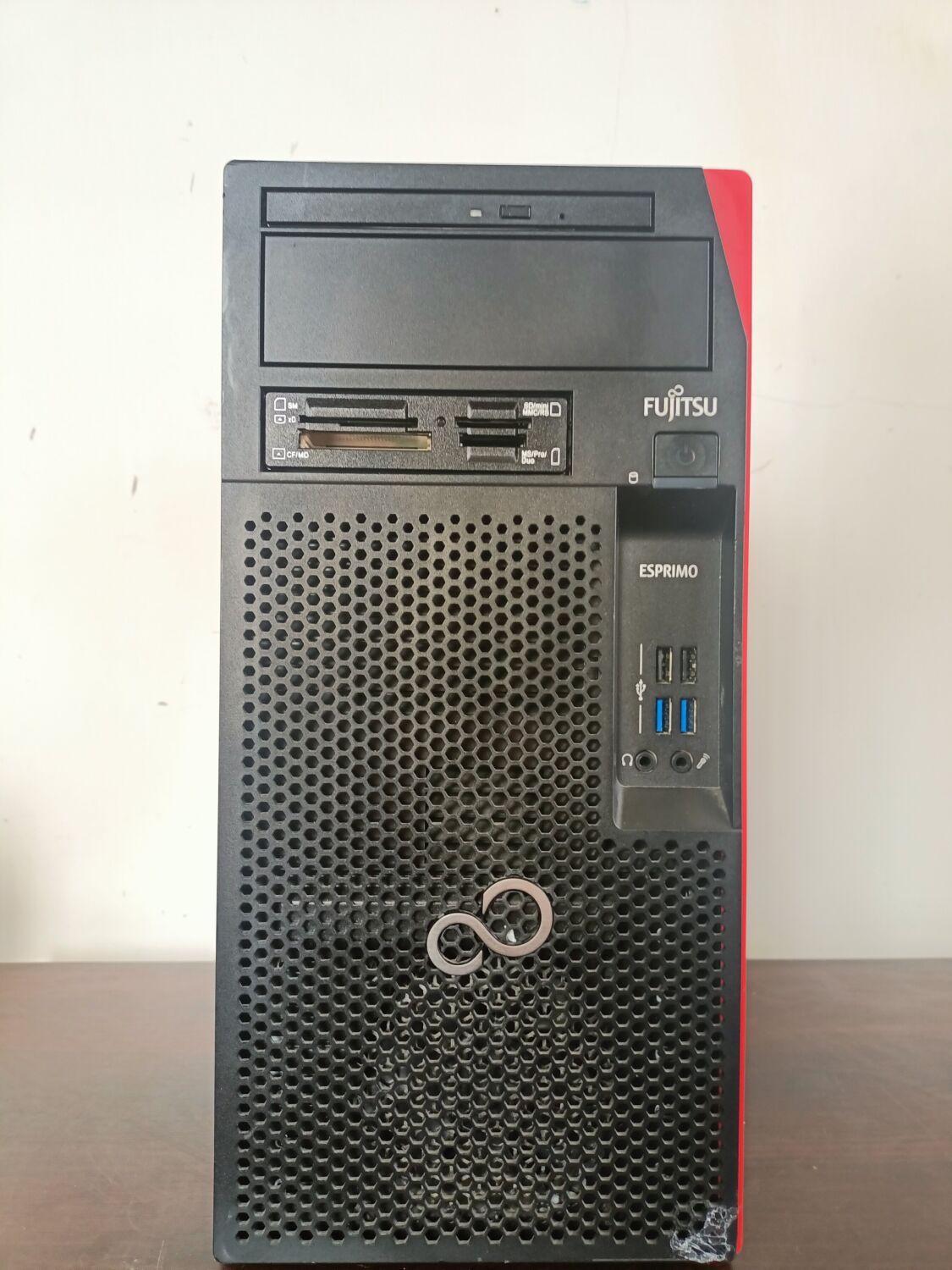 Комп'ютер Fujitsu Esprimo P557 E85 Tower / Intel Core i5-7400 (4 ядра по 3.0 - 3.5 GHz) / 8 GB DDR4 / 250 GB SSD / Intel HD Graphics 530 / 280W / DVD-ROM / DVI - Зображення 2