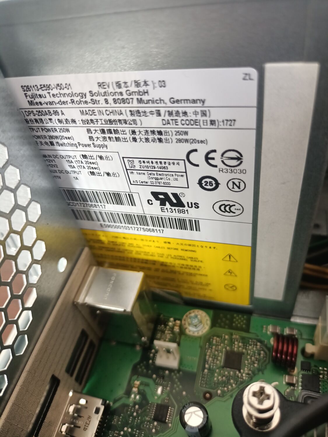 Комп'ютер Fujitsu Esprimo P557 E85 Tower / Intel Core i5-7400 (4 ядра по 3.0 - 3.5 GHz) / 8 GB DDR4 / 250 GB SSD / Intel HD Graphics 530 / 280W / DVD-ROM / DVI - Зображення 7