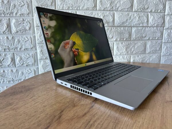 Мобільна робоча станція Dell Precision 3570 / 15.6" (1920x1080) IPS / Intel Core i5-1235U (10 (12) ядра по 3.3 - 4.4 GHz)  / 16 GB DDR4 / 256 GB SSD M.2 / nVidia T550, 4 GB GDDR6, 64-bit / WebCam - Зображення 3