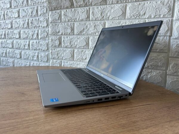 Мобільна робоча станція Dell Precision 3570 / 15.6" (1920x1080) IPS / Intel Core i5-1235U (10 (12) ядра по 3.3 - 4.4 GHz)  / 16 GB DDR4 / 256 GB SSD M.2 / nVidia T550, 4 GB GDDR6, 64-bit / WebCam - Зображення 4