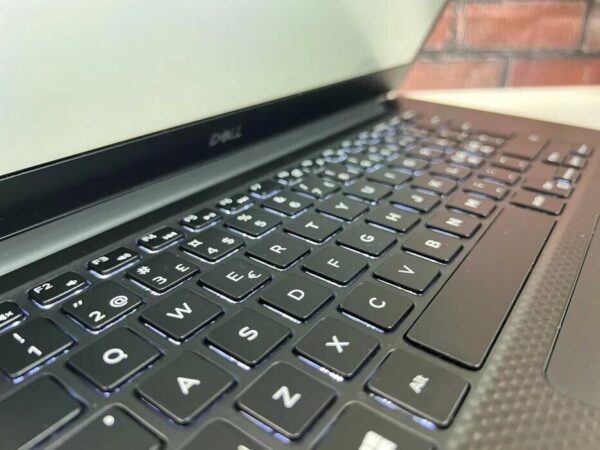 Мобільна робоча станція Dell Precision 5540 / 15.6" (1920x1080) IPS / Intel Core i9-9880H (8 (16) ядер по 2.3 - 4.8 GHz) / 32 GB DDR4 / 512 GB SSD / nVidia Quadro T2000, 4 GB GDDR5, 128-bit / WebCam - Зображення 3