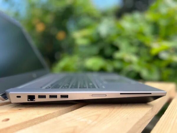 Мобільна робоча станція HP ZBook 17 G5 / 17.3" (1920x1080) IPS / Intel Core i7-8850H (6 (12) ядра по 2.6 - 4.3 GHz) / 32 GB DDR4 / 512 GB SSD / nVidia Quadro P5200, 16 GB GDDR5, 256-bit / WebCam / Windows 10 Pro - Зображення 4