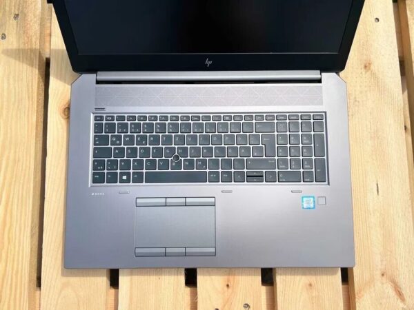 Мобільна робоча станція HP ZBook 17 G5 / 17.3" (1920x1080) IPS / Intel Core i7-8850H (6 (12) ядра по 2.6 - 4.3 GHz) / 32 GB DDR4 / 512 GB SSD / nVidia Quadro P5200, 16 GB GDDR5, 256-bit / WebCam / Windows 10 Pro - Зображення 3