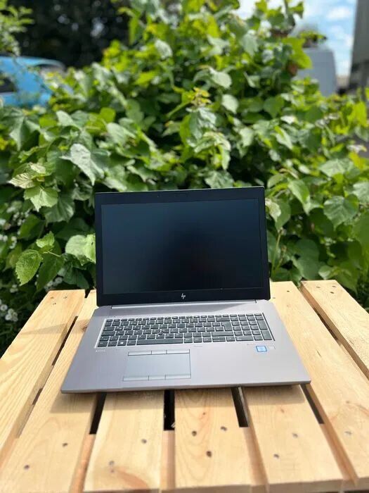 Мобільна робоча станція HP ZBook 17 G5 / 17.3" (1920x1080) IPS / Intel Core i7-8850H (6 (12) ядра по 2.6 - 4.3 GHz) / 32 GB DDR4 / 512 GB SSD / nVidia Quadro P5200, 16 GB GDDR5, 256-bit / WebCam / Windows 10 Pro - Зображення 2