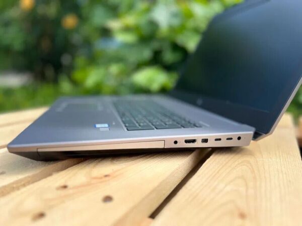 Мобільна робоча станція HP ZBook 17 G5 / 17.3" (1920x1080) IPS / Intel Core i7-8850H (6 (12) ядра по 2.6 - 4.3 GHz) / 32 GB DDR4 / 512 GB SSD / nVidia Quadro P5200, 16 GB GDDR5, 256-bit / WebCam / Windows 10 Pro - Зображення 5