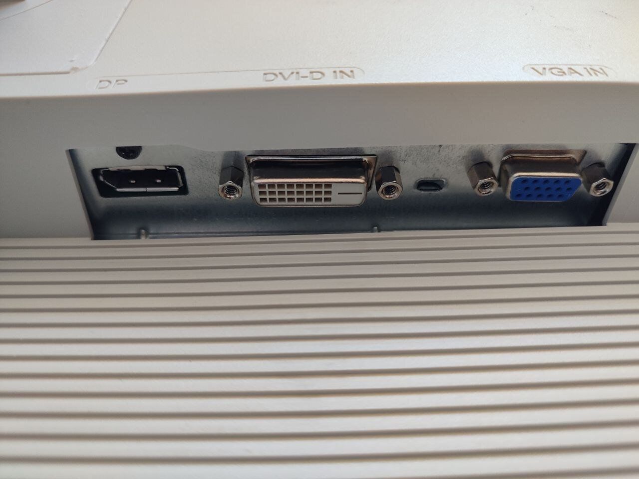 Монітор Acer B246HL / 24" (1920x1080) TN / USB-Hub, VGA, DVI, DispalyPort / Вбудовування колонки 2x 1W / VESA 100x100 + Кабелі (VGA та живлення) в комплекті - Зображення 5