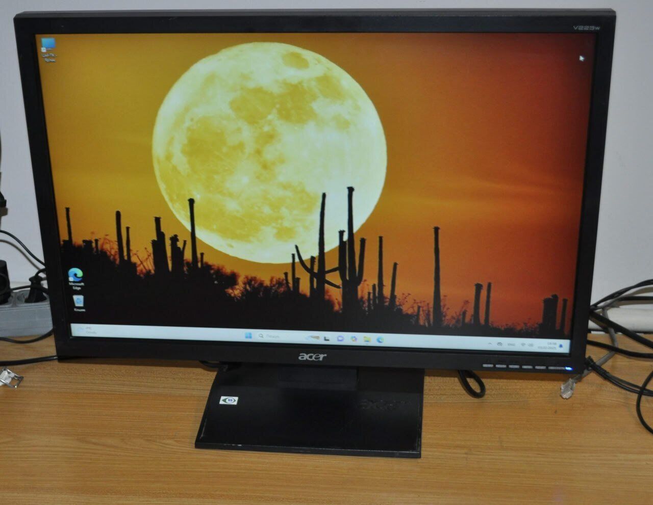 Монітор Acer V223W / 22" (1680x1050) TN / VGA, DVI + Кабелі (VGA або DVI на вибір) та живлення - Зображення 2