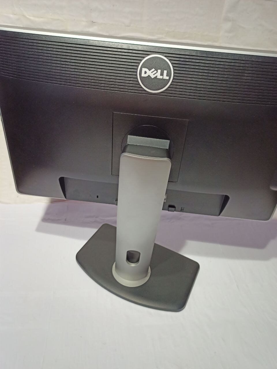 Монітор Б-клас Dell UltraSharp U2312HM / 23" (1920x1080) IPS / 1x DVI, 1x VGA, 1xDP, 4x USB 2.0, 1x USB Type-B / VESA 100x100 / Pivot - Зображення 3