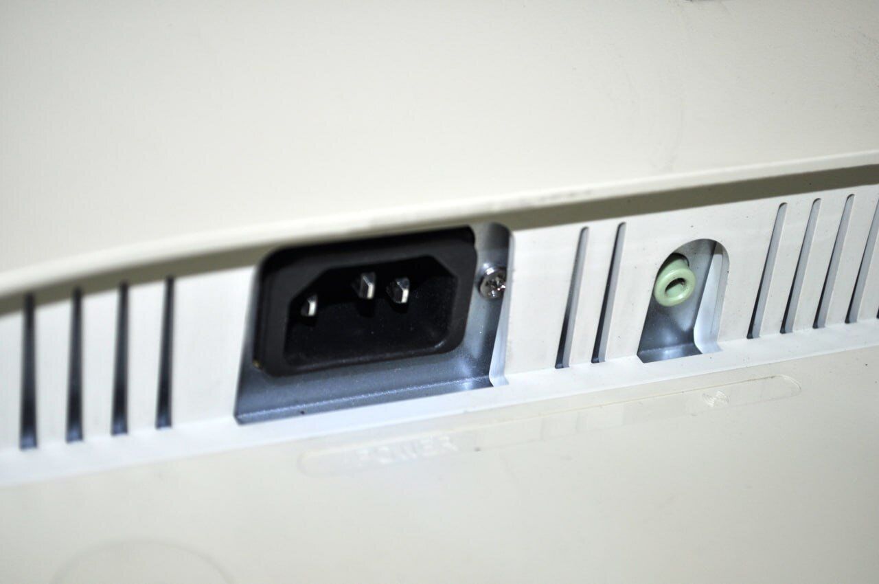 Монітор Б-клас Fujitsu B22W-7 / 22" (1680x1050) TN / USB 2.0, VGA, DVI, DisplayPort / Вбудовані колонки 2x 1.5W / VESA 100x100 + Кабелі підключення - Зображення 7