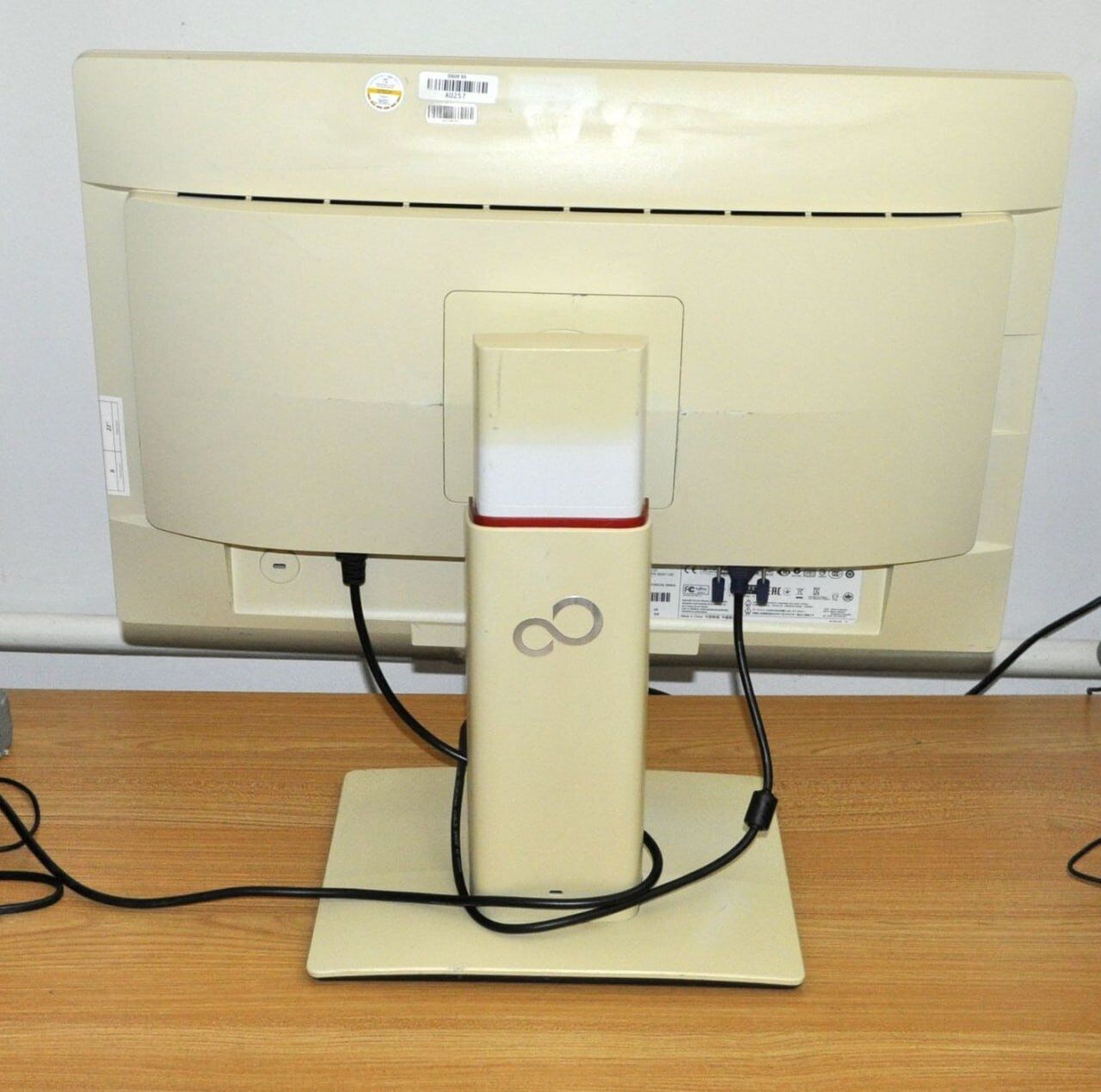 Монітор Б-клас Fujitsu B22W-7 / 22" (1680x1050) TN / USB 2.0, VGA, DVI, DisplayPort / Вбудовані колонки 2x 1.5W / VESA 100x100 + Кабелі підключення - Зображення 5