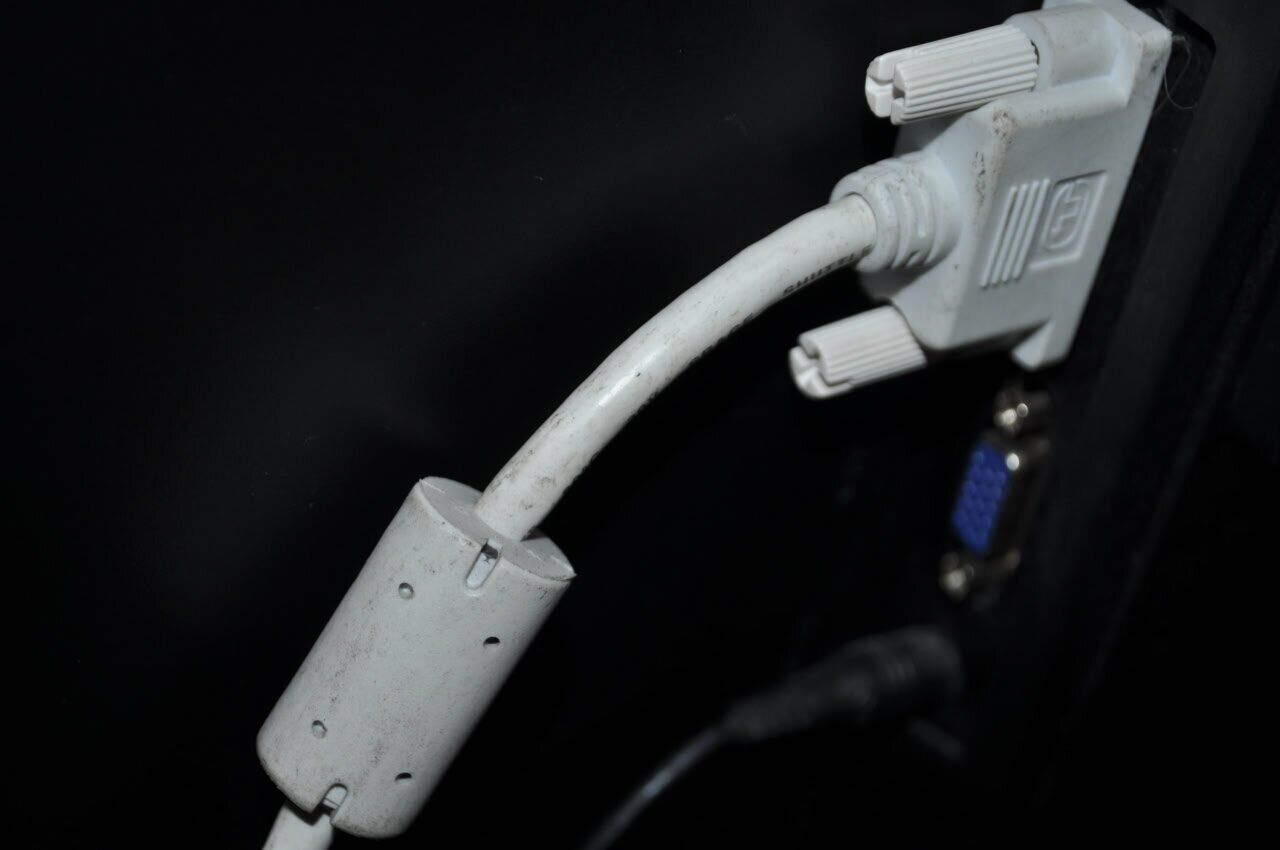 Монітор Б-клас Samsung SyncMaster S22A450BW / 22" (1680x1050) TN / VGA, DVI / VESA 100x100 + Кабелі (VGA або DVI на вибір), блок живлення та кабель живлення - Зображення 13