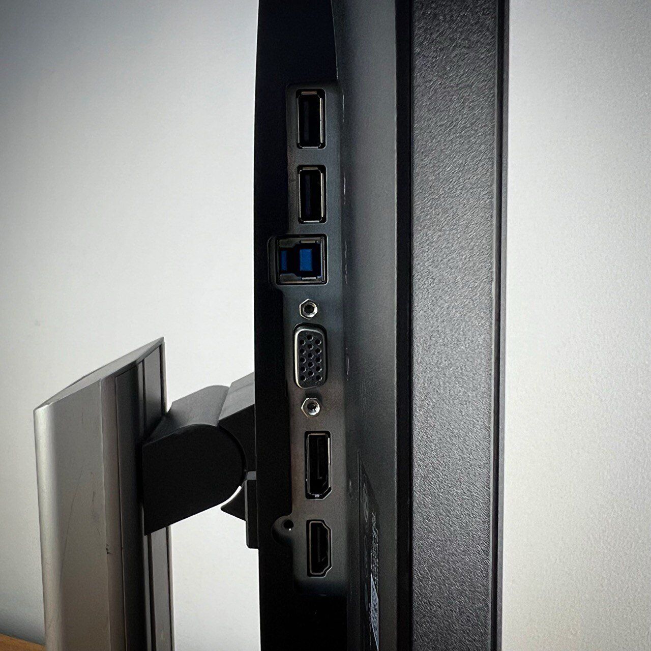 Монітор Б-клаc Dell P2319H / 23" (1920x1080) IPS / USB-Hub, VGA, HDMI, DisplayPort / VESA 100x100 + Кабелі (VGA, HDMI, DisplayPort на вибір) та живлення в комплекті - Зображення 7