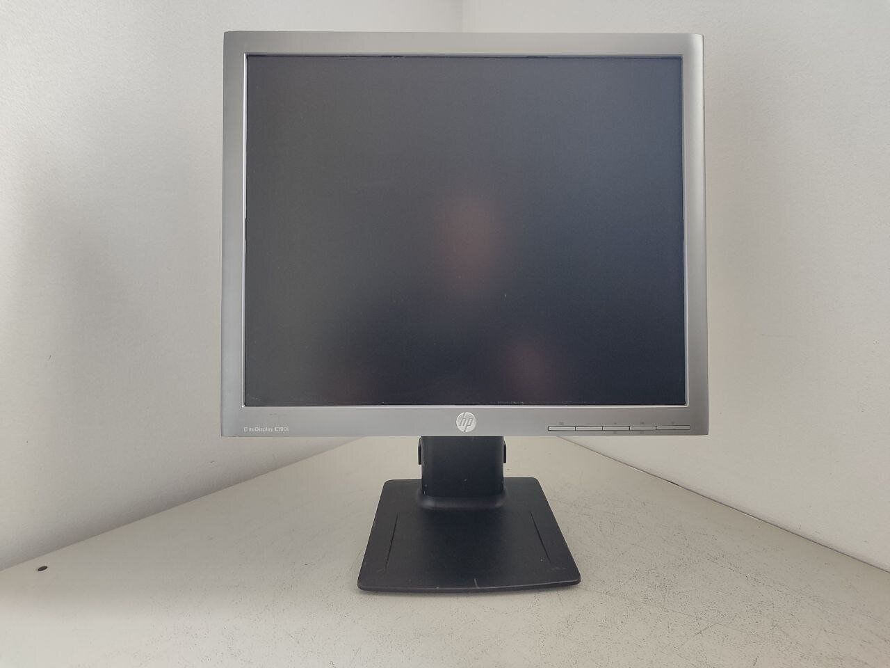 Монітор HP EliteDisplay E190i / 19" (1280x1024) IPS / VGA, DVI, DisplayPort / VESA 100x100 / Кабелі VGA та живлення в комплекті - Зображення 2