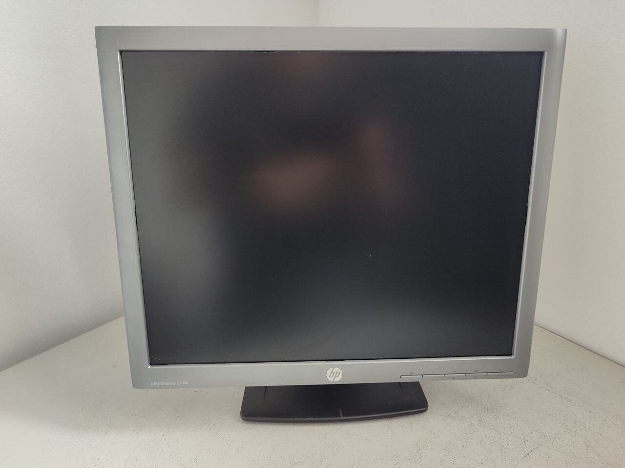 Монітор HP EliteDisplay E190i / 19" (1280x1024) IPS / VGA, DVI, DisplayPort / VESA 100x100 / Кабелі VGA та живлення в комплекті - Зображення 3