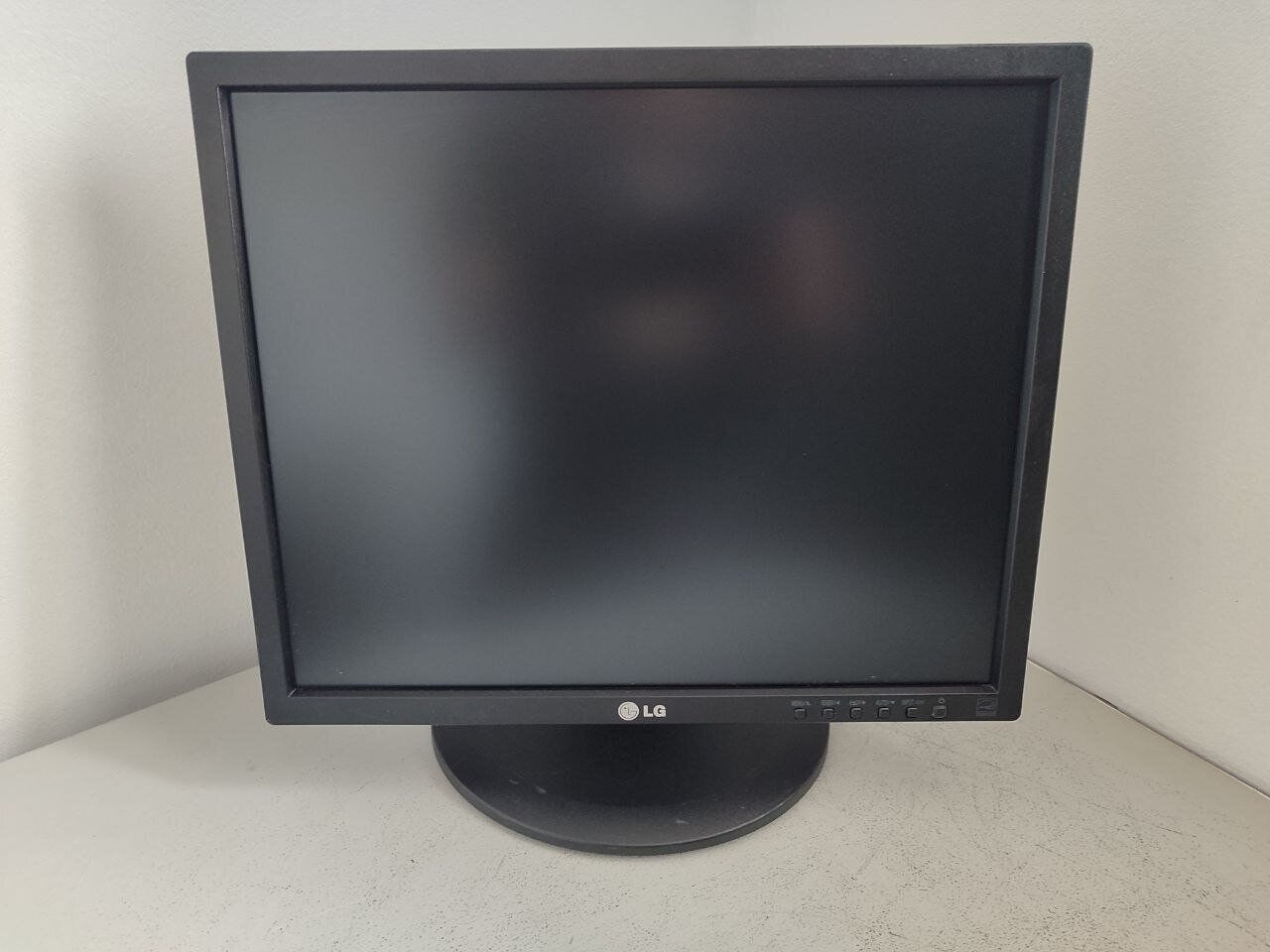 Монітор LG 19MB35PM-B / 19" (1280x1024) IPS / VGA, DVI / Вбудовані колонки 2x 2W / VESA 75x75 + Кабель живлення та VGA - Зображення 3