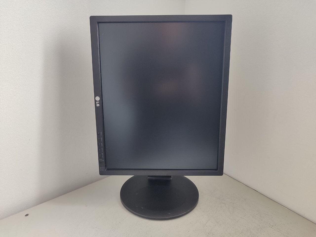 Монітор LG 19MB35PM-B / 19" (1280x1024) IPS / VGA, DVI / Вбудовані колонки 2x 2W / VESA 75x75 + Кабель живлення та VGA - Зображення 4