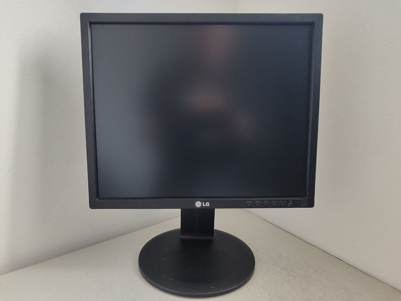 Монітор LG 19MB35PM-B / 19" (1280x1024) IPS / VGA, DVI / Вбудовані колонки 2x 2W / VESA 75x75 + Кабель живлення та VGA - Зображення 2