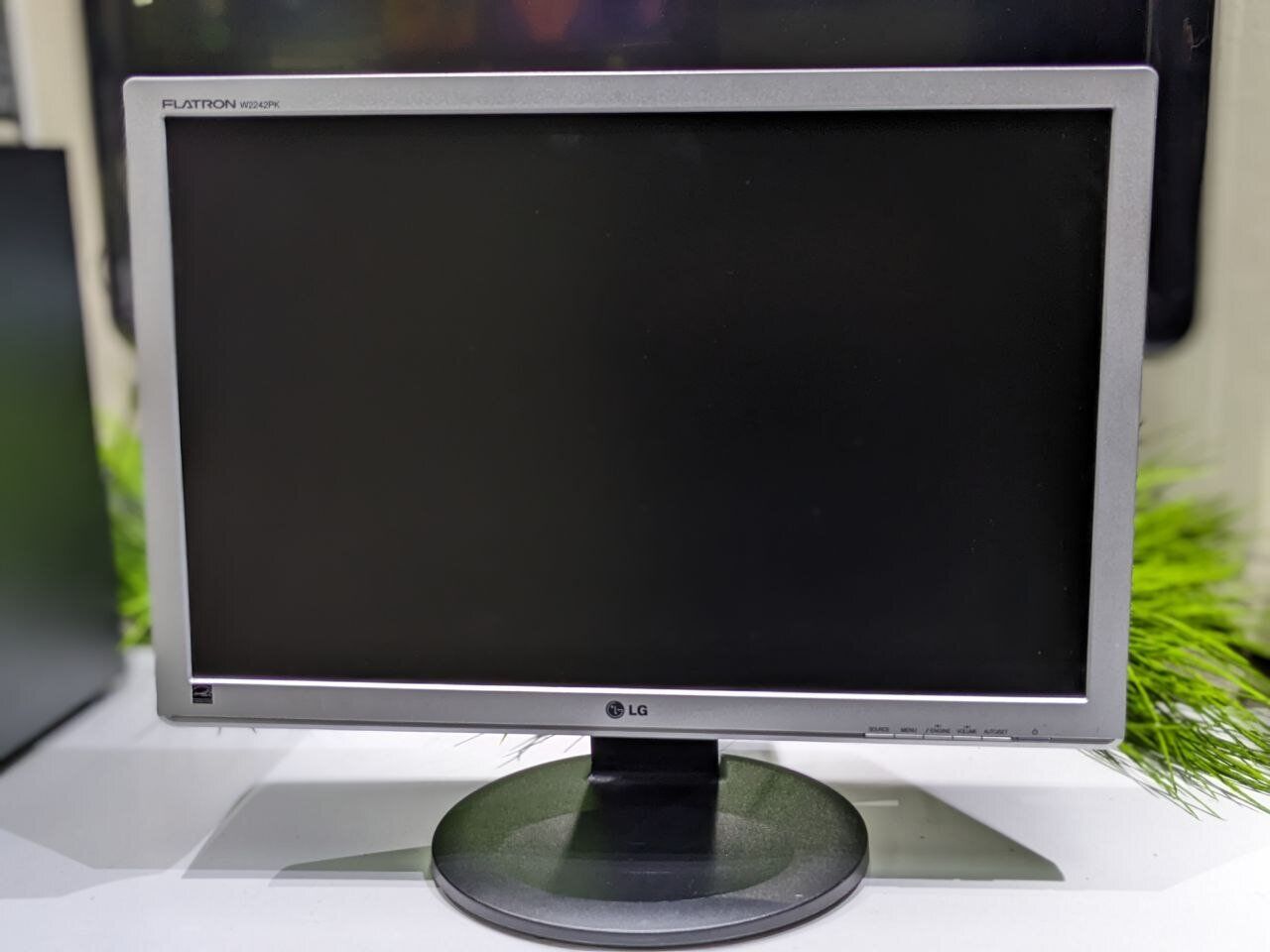 Монітор LG Flatron W2242T / 22" (1680x1050) TN / VGA, DVI / VESA 100x100 - Зображення 2