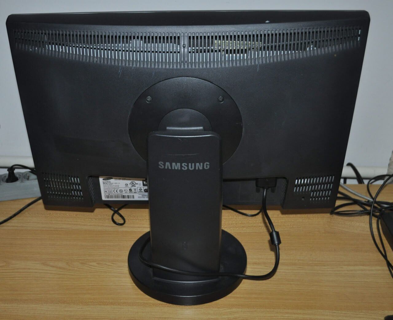 Монітор Samsung SyncMaster 2243WM / 22" (1680x1050) TN / VGA, DVI / Вбудовані колонки 1x 1W / VESA 100x100 + Кабелі (VGA та живлення) у комплекті - Зображення 13