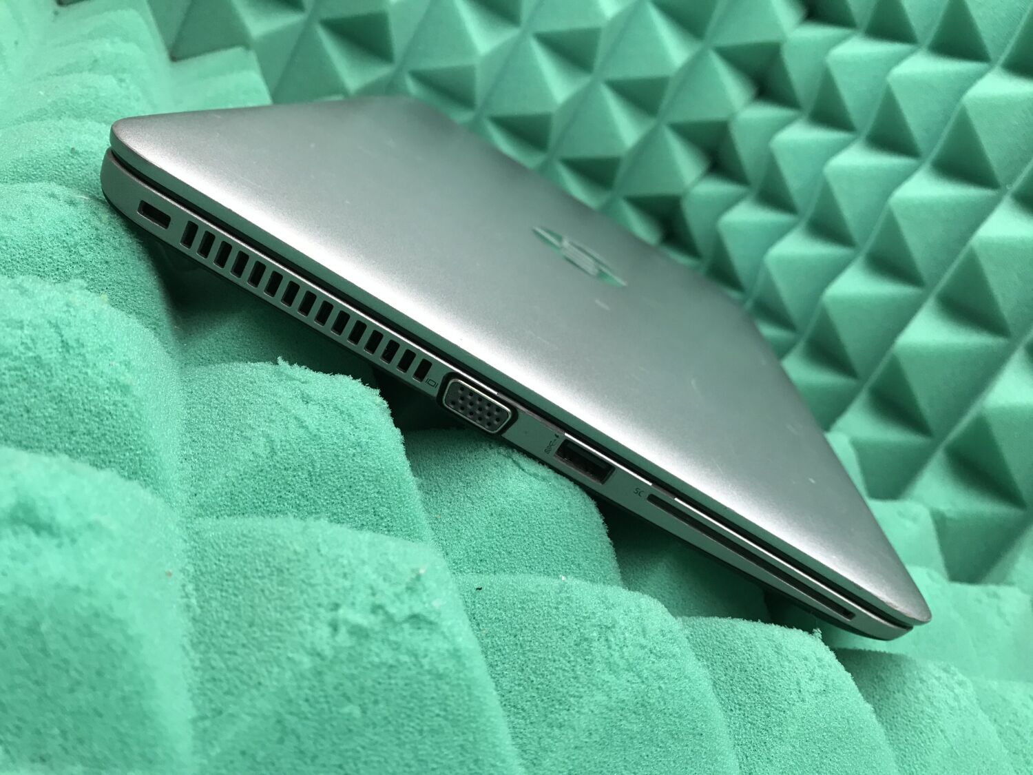 Нетбук Б-клас HP EliteBook 820 G3 / 12.5" (1920x1080) IPS / Intel Core i7-6600U (2 (4) ядра по 2.6 - 3.4 GHz) / 8 GB DDR4 / 240 GB SSD / Intel HD Graphics 520 / WebCam / DisplayPort - Зображення 5