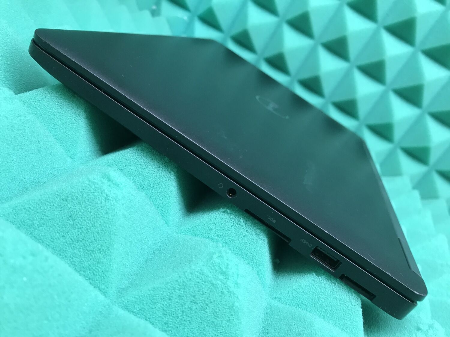 Нетбук Dell Latitude 12 E7270 / 12.5" (1366x768) TN / Intel Core i5-6300U (2 (4) ядра по 2.4 - 3.0 GHz) / 8 GB DDR4 / 128 GB SSD / Intel HD Graphics 520 / WebCam / HDMI / miniDP / Windows 10 ліцензія - Зображення 8