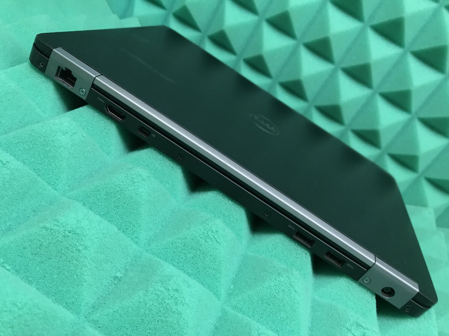 Нетбук Dell Latitude 12 E7270 / 12.5" (1366x768) TN / Intel Core i5-6300U (2 (4) ядра по 2.4 - 3.0 GHz) / 8 GB DDR4 / 128 GB SSD / Intel HD Graphics 520 / WebCam / HDMI / miniDP / Windows 10 ліцензія - Зображення 9