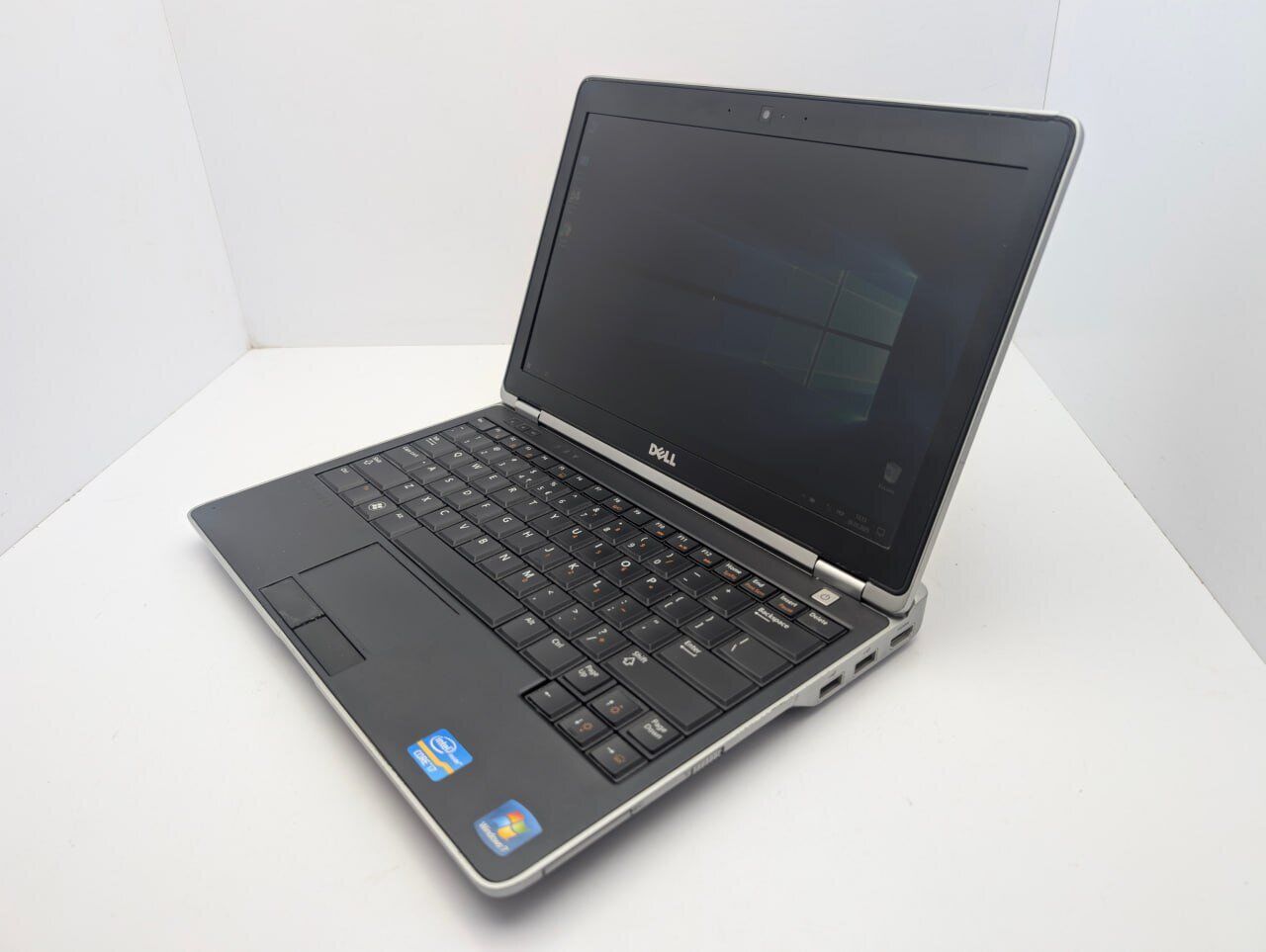 Нетбук Dell Latitude E6220 / 12.5" (1366x768) TN / Intel Core i7-2620M (2 (4) ядра по 2.7 - 3.4 GHz) / 6 GB DDR3 / 120 GB SSD / Intel HD Graphics 3000 / WebCam - Зображення 4