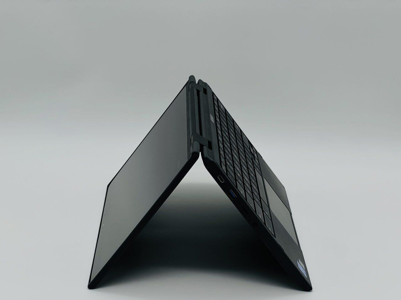 Нетбук Б-клас Lenovo 500e Chromebook 2-in-1 / 11.6" (1366x768) IPS Touch / Intel Celeron N3450 (4 ядра по 1.1 - 2.2 GHz) / 4 GB DDR4 / 32 GB eMMC / Intel HD Graphics 500 / WebCam / ChromeOS - Зображення 5