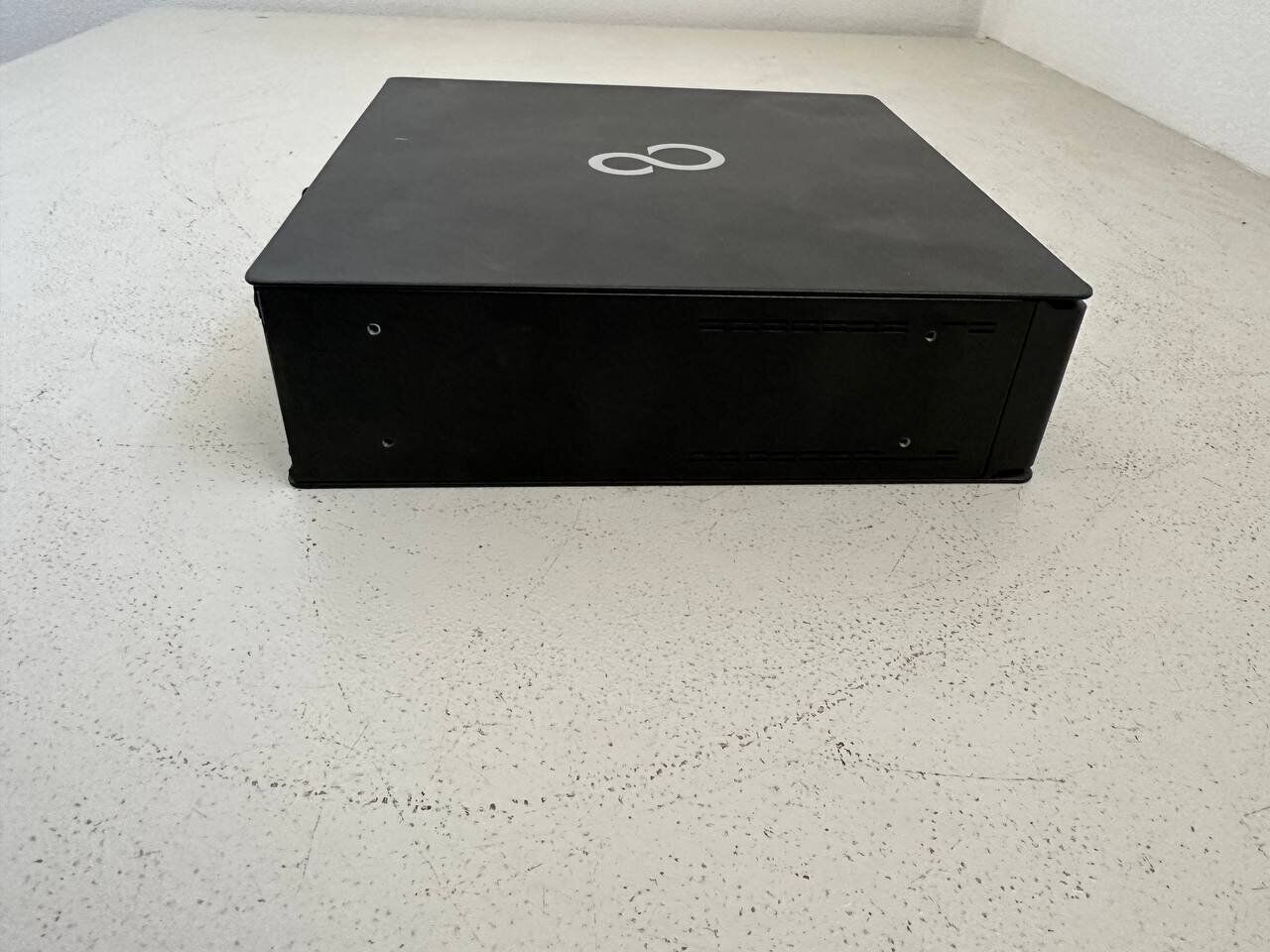 Неттоп Fujitsu Esprimo Q556 Desktop / Intel Core i3-6100T (2 (4) ядра по 3.2 GHz) / 4 GB DDR4 / 500 GB HDD / Intel HD Graphics 530 / DisplayPort / Блок живлення у комплекті - Зображення 3