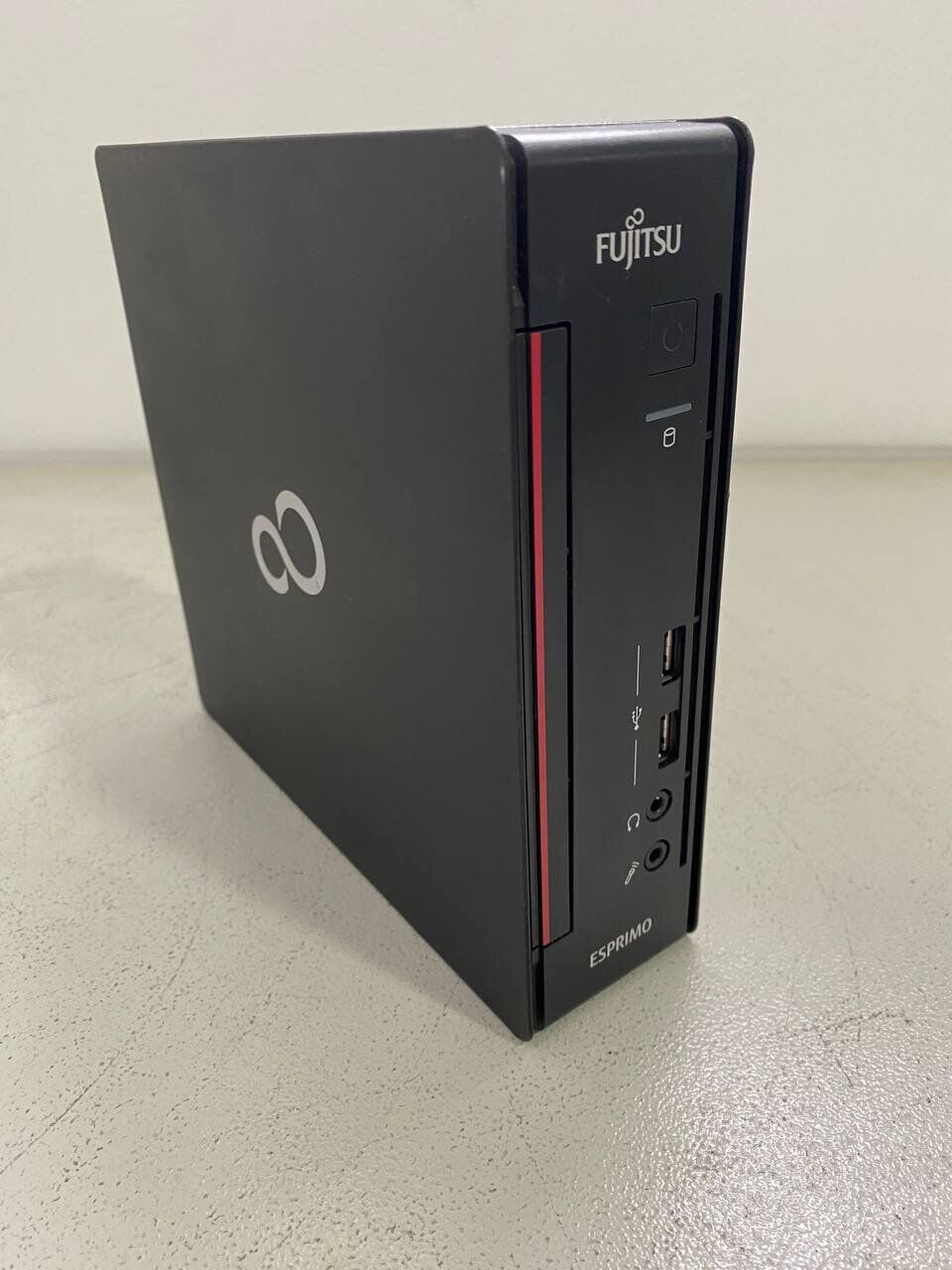 Неттоп Fujitsu Esprimo Q556 USFF / Intel Core i7-6700T (4 (8) ядра по 2.8 - 3.6 GHz) / 16 GB DDR4 / 480 GB SSD / Intel HD Graphics 530 / DisplayPort + Кабелі живлення в комплекті - Зображення 4