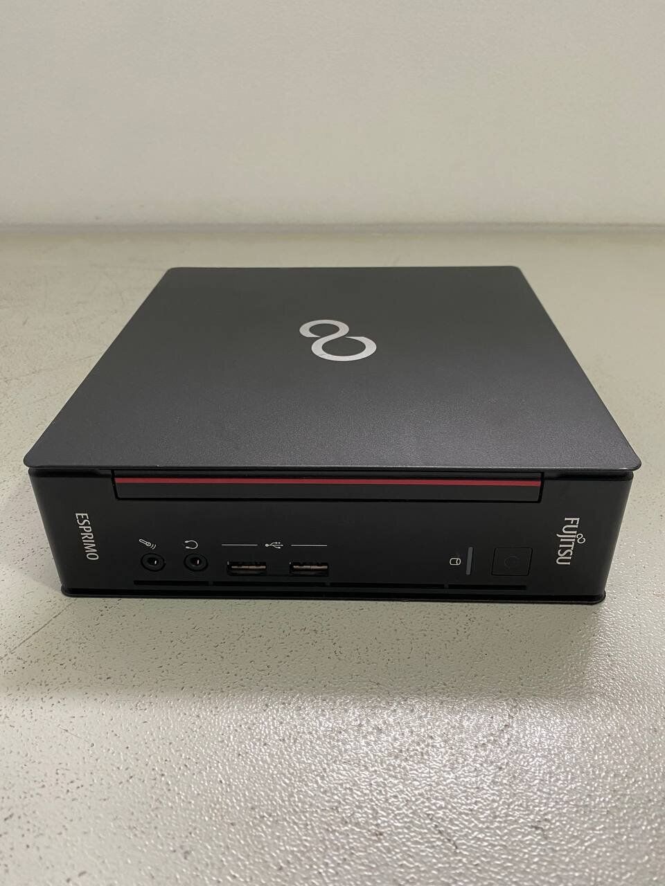 Неттоп Fujitsu Esprimo Q556 USFF / Intel Core i7-6700T (4 (8) ядра по 2.8 - 3.6 GHz) / 16 GB DDR4 / 480 GB SSD / Intel HD Graphics 530 / DisplayPort + Кабелі живлення в комплекті - Зображення 2