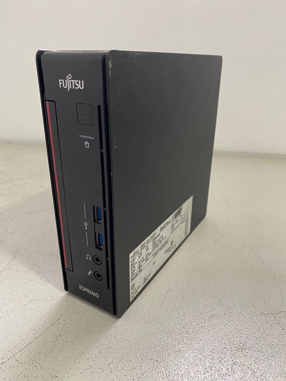 Неттоп Fujitsu Esprimo Q556 USFF / Intel Core i7-6700T (4 (8) ядра по 2.8 - 3.6 GHz) / 16 GB DDR4 / 480 GB SSD / Intel HD Graphics 530 / DisplayPort + Кабелі живлення в комплекті - Зображення 3