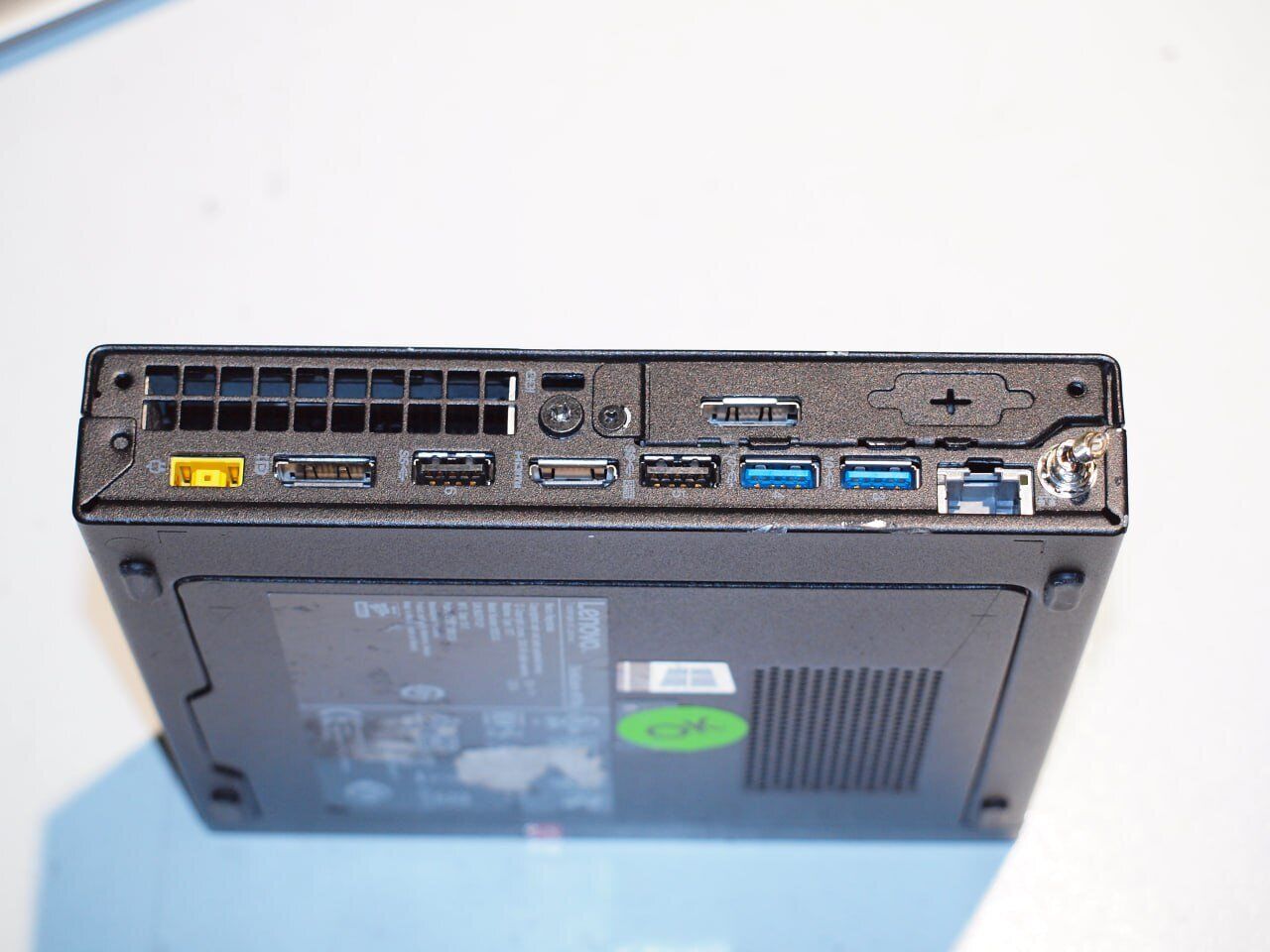 Неттоп Lenovo ThinkCentre M720q Tiny USFF / Intel Core i5-8400T (6 ядер по 1.7 - 3.3 GHz) / 16 GB DDR4 / 240 GB SSD / Intel UHD Graphics 630 / USB 3.1 / Wi-Fi / Блок живлення в комплекті - Зображення 4