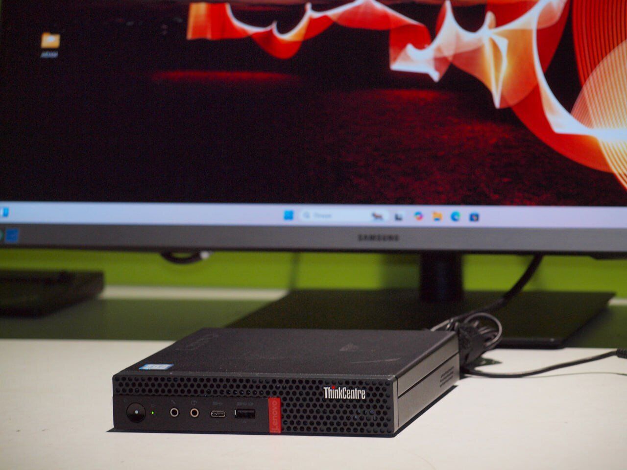 Неттоп Lenovo ThinkCentre M720q Tiny USFF / Intel Core i5-8400T (6 ядер по 1.7 - 3.3 GHz) / 16 GB DDR4 / 240 GB SSD / Intel UHD Graphics 630 / USB 3.1 / Wi-Fi / Блок живлення в комплекті - Зображення 2