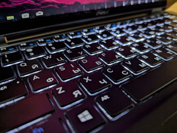 Ноутбук-трансформер Б-клас Dell Latitude 7390 / 13.3" (1920x1080) IPS Touch / Intel Core i7-8650U (4 (8) ядра по 1.9 - 4.2 GHz) / 16 GB DDR4 / 480 GB SSD / Intel UHD Graphics 620 / WebCam / TouchID / Windows 10 - Зображення 6