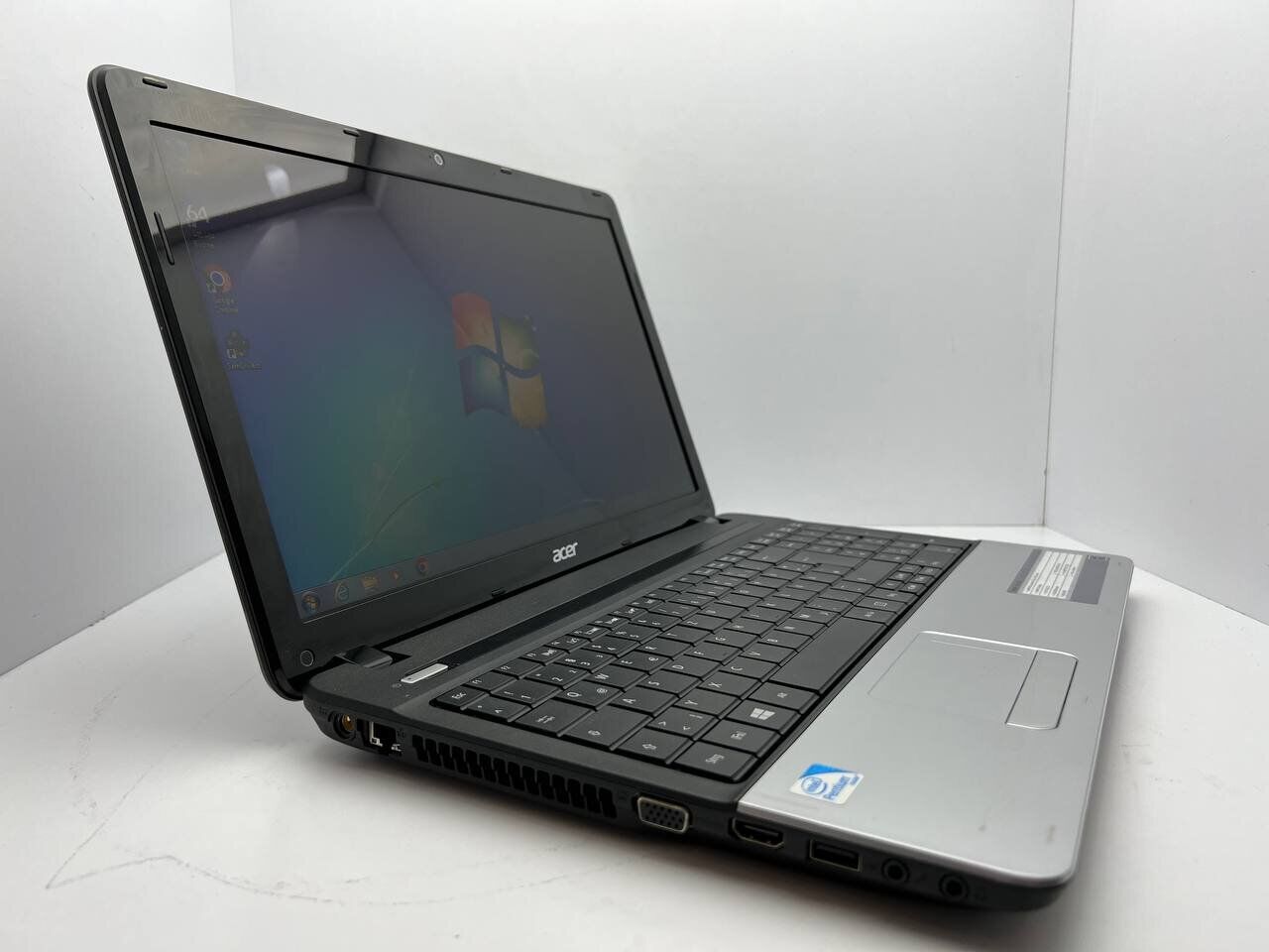 Ноутбук Acer Aspire E1-531 / 15.6" (1366x768) TN / Intel Pentium B960 (2 ядра по 2.2 GHz) / 4 GB DDR3 / 500 GB HDD / Intel HD Graphics / WebCam / АКБ не тримає - Зображення 3