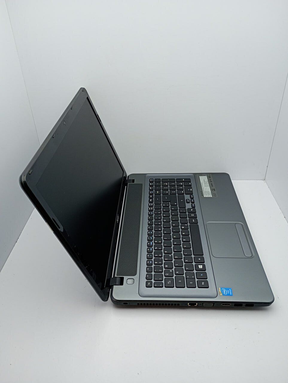 Ноутбук Acer Aspire E1-731 / 15.6" (1366x768) TN / Intel Pentium 2020M (2 ядра по 2.4 GHz) / 6 GB DDR3 / 320 GB HDD / Intel HD Graphics 2500 / WebCam - Зображення 3