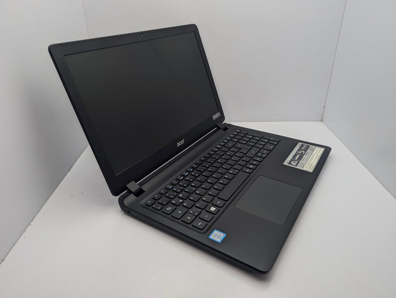 Ноутбук Acer Aspire ES1-572 / 15.6" (1366x768) TN / Intel Core i5-6200U (2 (4) ядра по 2.3 - 2.8 GHz) / 4 GB DDR4 / 240 GB SSD / Intel HD Graphics 520 / WebCam - Зображення 3