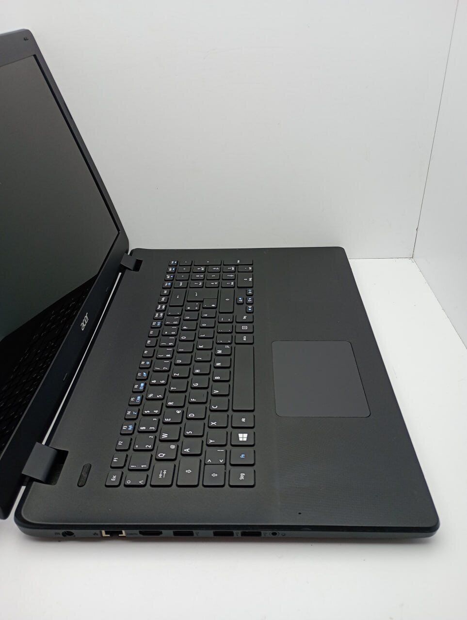 Ноутбук Acer Aspire ES1-711 / 17.3" (1600x900) TN / Intel Celeron N2940 (4 ядра по 1.83 - 2.25 GHz) / 4 GB DDR3 / 120 GB SSD / Intel HD Graphics / WebCam - Зображення 3