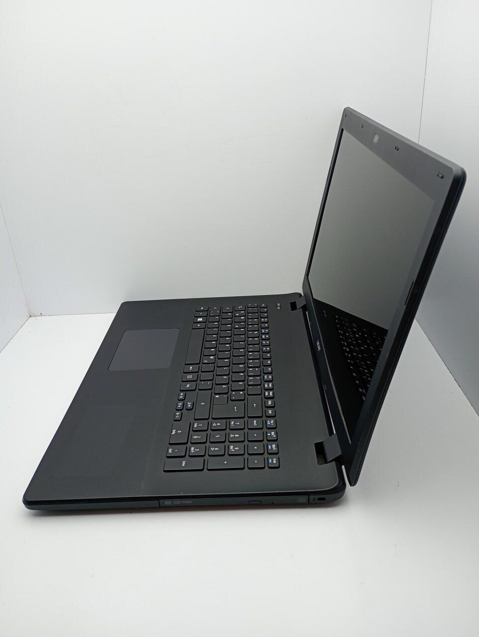 Ноутбук Acer Aspire ES1-711 / 17.3" (1600x900) TN / Intel Celeron N2940 (4 ядра по 1.83 - 2.25 GHz) / 4 GB DDR3 / 120 GB SSD / Intel HD Graphics / WebCam - Зображення 4