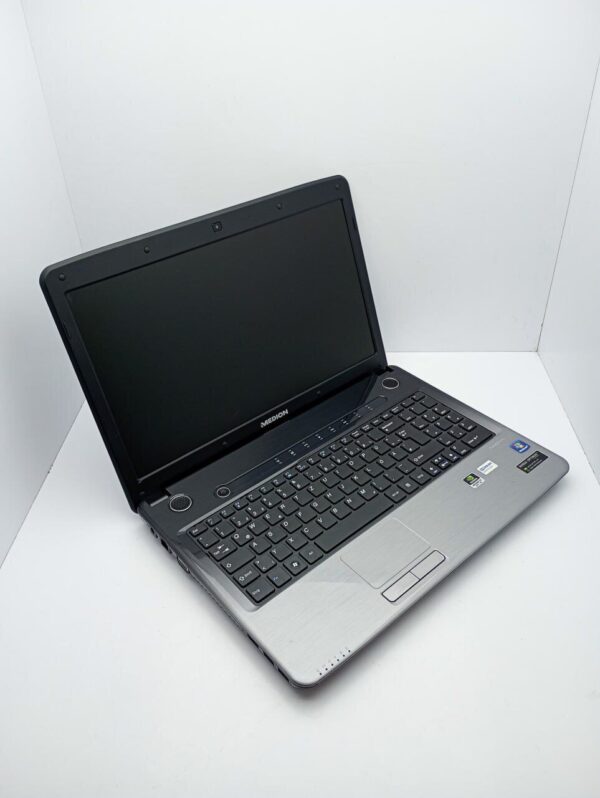 Ноутбук Acer Medion 156 / 15.6" (1366x768) TN / Intel Core i5-2450M (2 (4) ядра по 2.5 - 3.1 GHz) / 6 GB DDR3 / 320 GB HDD / nVidia GeForce GT 630M, 1 GB GDDR3, 64-bit / WebCam / АКБ не тримає - Зображення 3