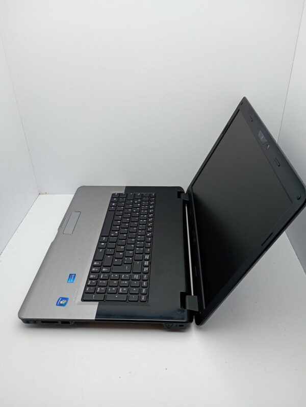 Ноутбук Acer Medion E7222 / 17.3" (1600x900) TN / Intel Core i5-2540M (2 (4) ядра по 2.6 - 3.3 GHz) / 6 GB DDR3 / 120 GB SSD / Intel HD Graphics 3000 / WebCam / Не тримає - Зображення 4