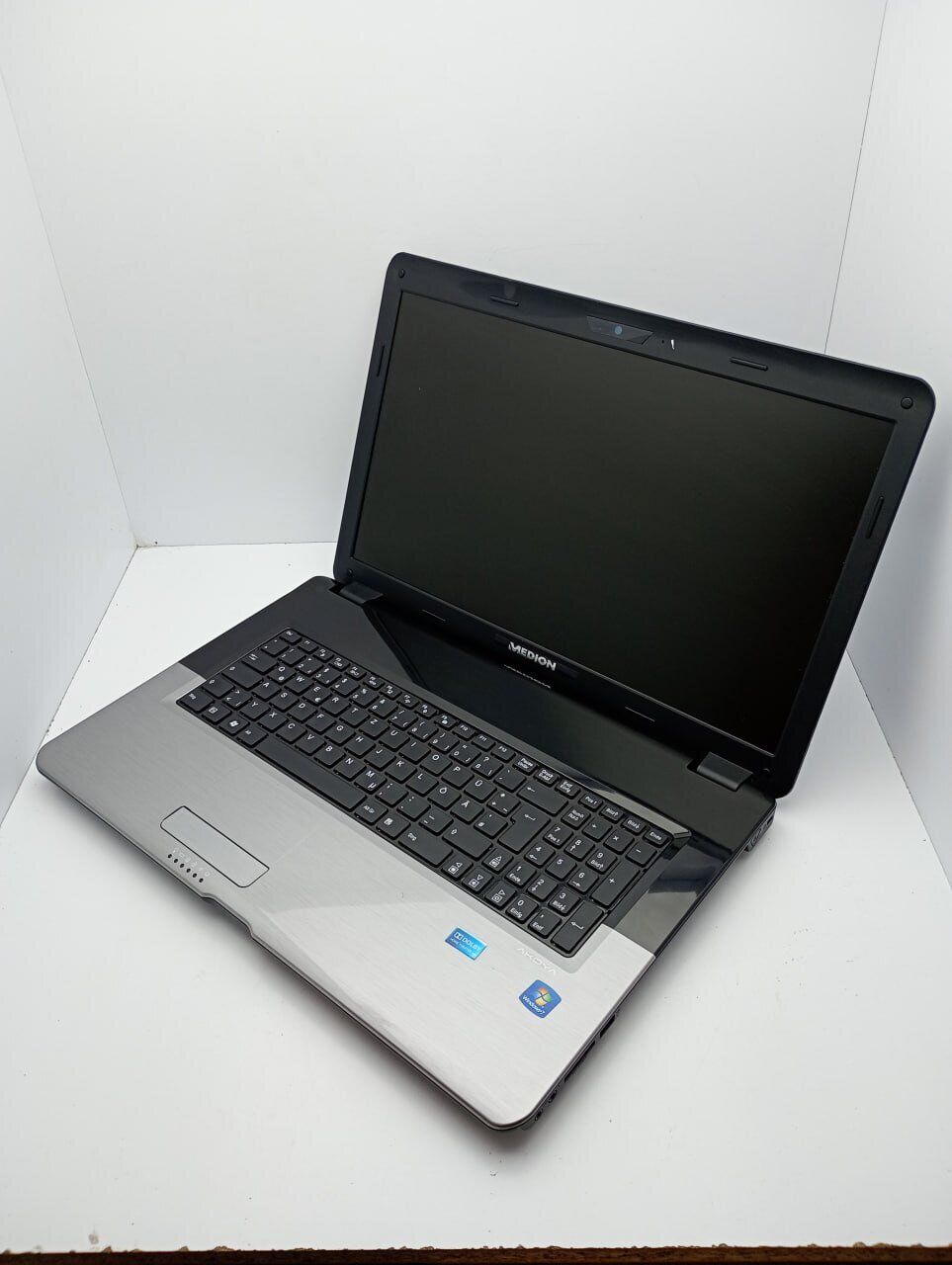 Ноутбук Acer Medion E7222 / 17.3" (1600x900) TN / Intel Core i5-2540M (2 (4) ядра по 2.6 - 3.3 GHz) / 6 GB DDR3 / 120 GB SSD / Intel HD Graphics 3000 / WebCam / Не тримає - Зображення 5