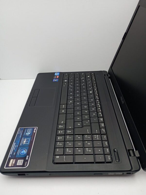 Ноутбук Asus K54 / 15.6" (1366x768) TN / Intel Core i3-2330M (2 (4) ядра по 2.2 GHz) / 4 GB DDR3 / 320 GB HDD / AMD Radeon HD 6470M, 1 GB DDR3, 64-bit / WebCam - Зображення 4