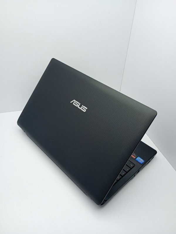 Ноутбук Asus K54 / 15.6" (1366x768) TN / Intel Core i3-2330M (2 (4) ядра по 2.2 GHz) / 4 GB DDR3 / 320 GB HDD / AMD Radeon HD 6470M, 1 GB DDR3, 64-bit / WebCam - Зображення 7