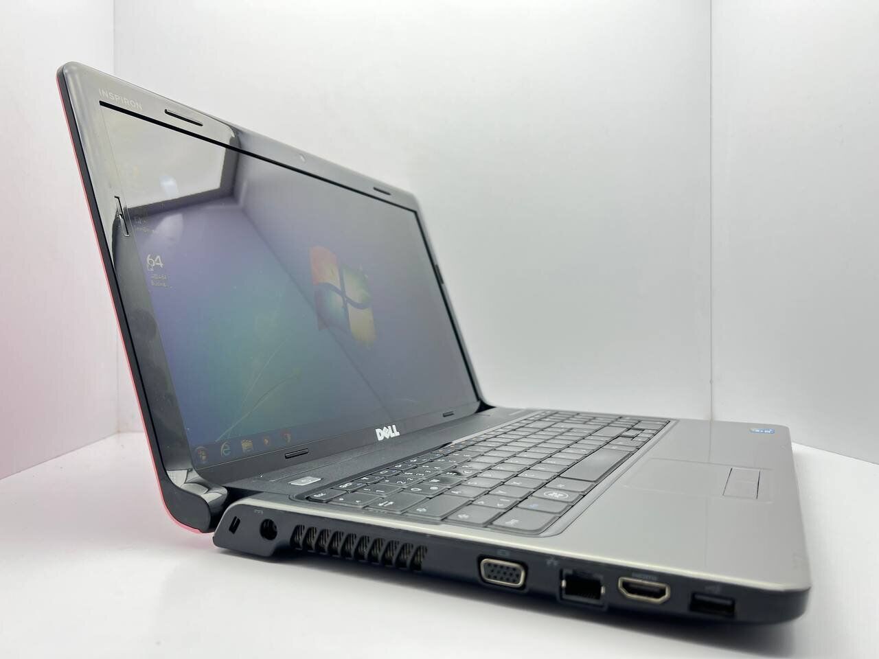 Ноутбук Б-клас Dell Inspiron 1564 / 15.6" (1366x768) TN / Intel Core i5-520M (2 (4) ядра по 2.4 - 2.93 GHz) / 4 GB DDR3 / 240 GB SSD / Intel HD Graphics / WebCam - Зображення 3