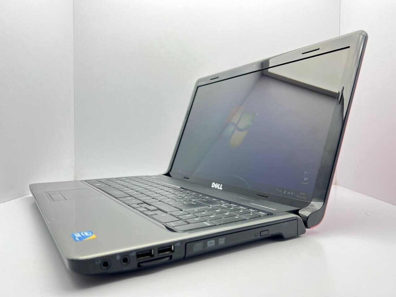 Ноутбук Б-клас Dell Inspiron 1564 / 15.6" (1366x768) TN / Intel Core i5-520M (2 (4) ядра по 2.4 - 2.93 GHz) / 4 GB DDR3 / 240 GB SSD / Intel HD Graphics / WebCam - Зображення 4